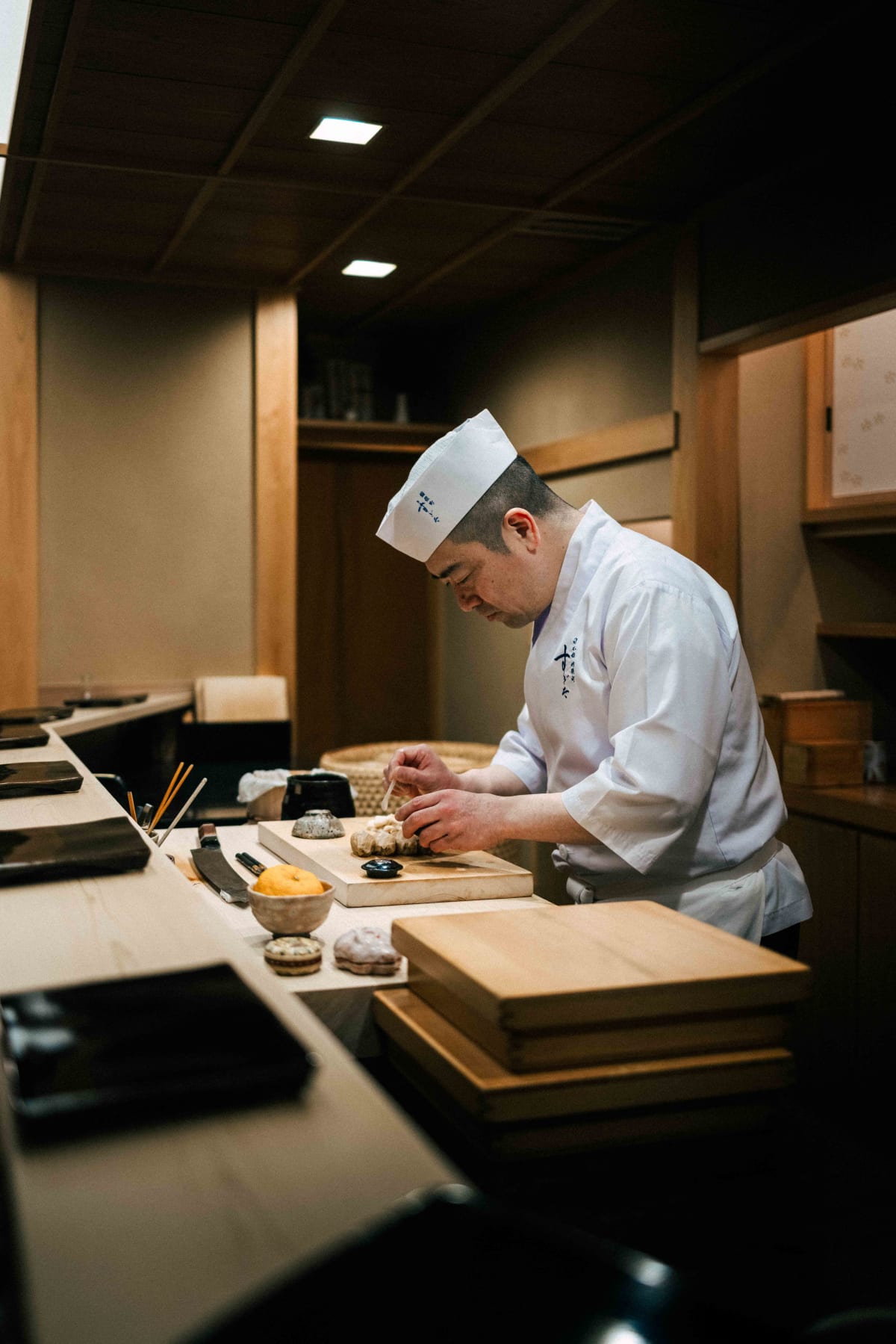 Nihonbashi Kakigaracho Sugita, Tokyo: Sugita at the counter preparing the anago on the board