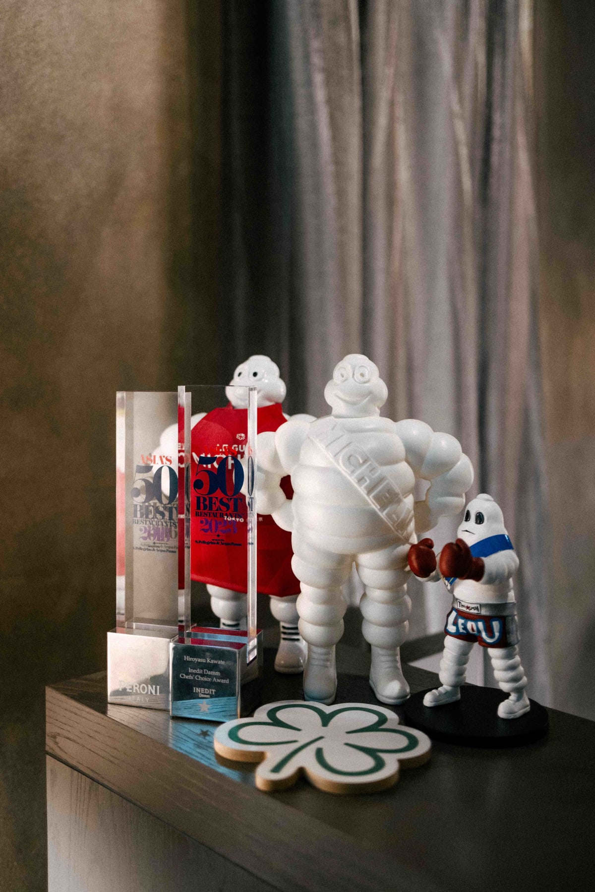 Florilège, Tokyo: the awards in the lobby: Asia's 50 Best trophies, the Inedit Damm Chefs' Choice Award for Hiroyasu Kawate, Michelin figures and the Green Star clover