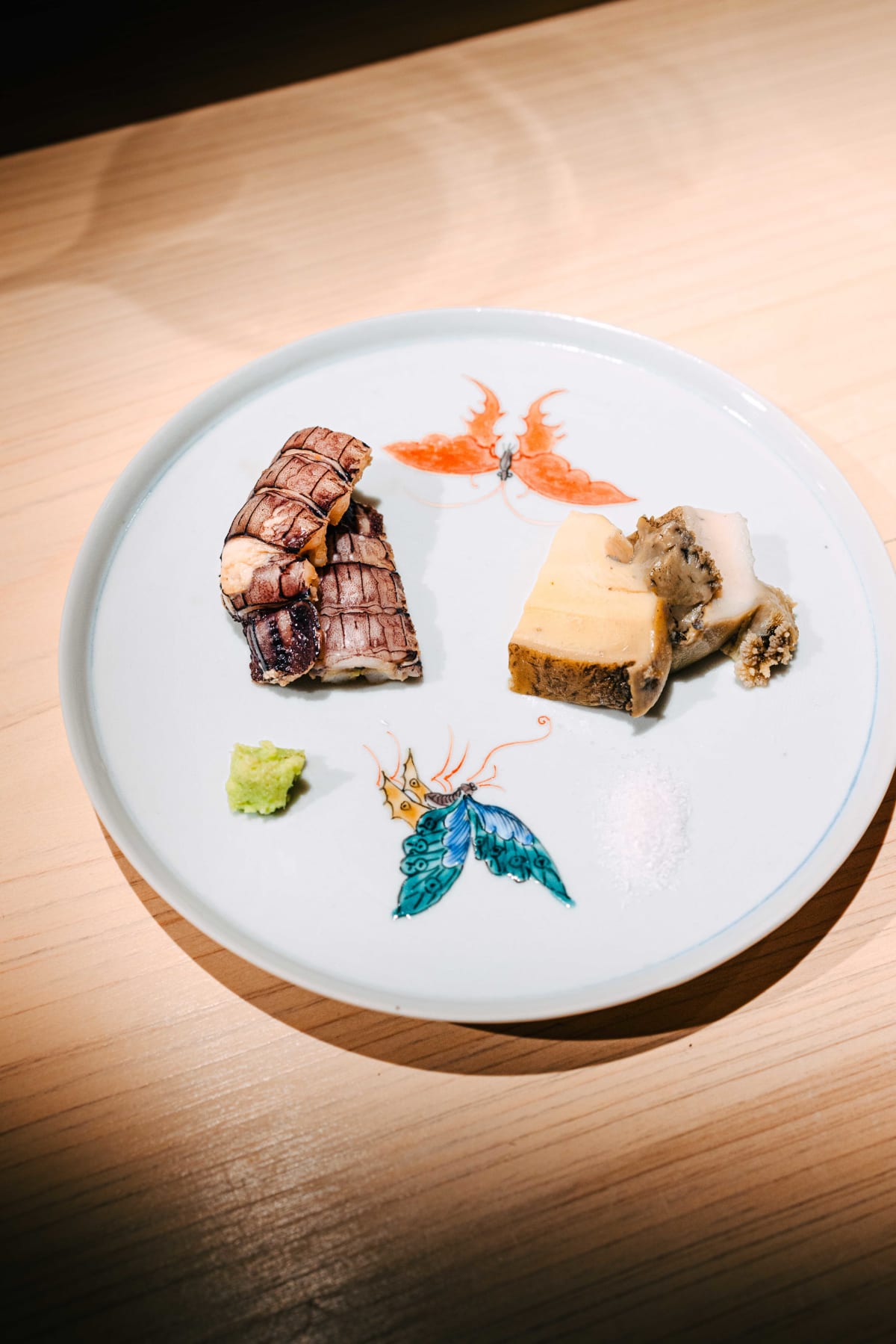 Sushi Juyon by Saito, Seoul: shako and steamed abalone with its liver on a butterfly-painted plate with wasabi and salt, then the shako and the abalone up close