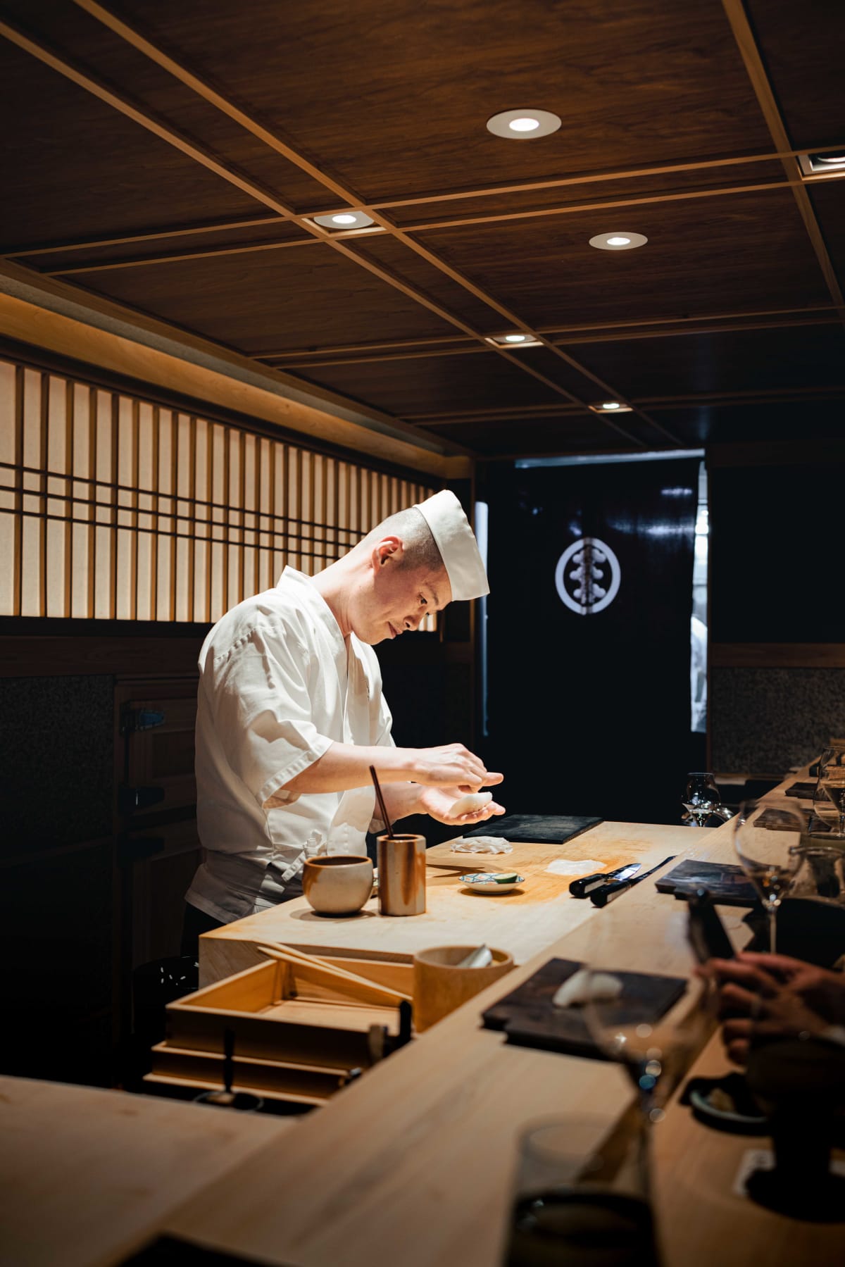 Sushi Juyon by Saito, Seoul: the taisho Kim Joo-young forming nigiri behind the long counter