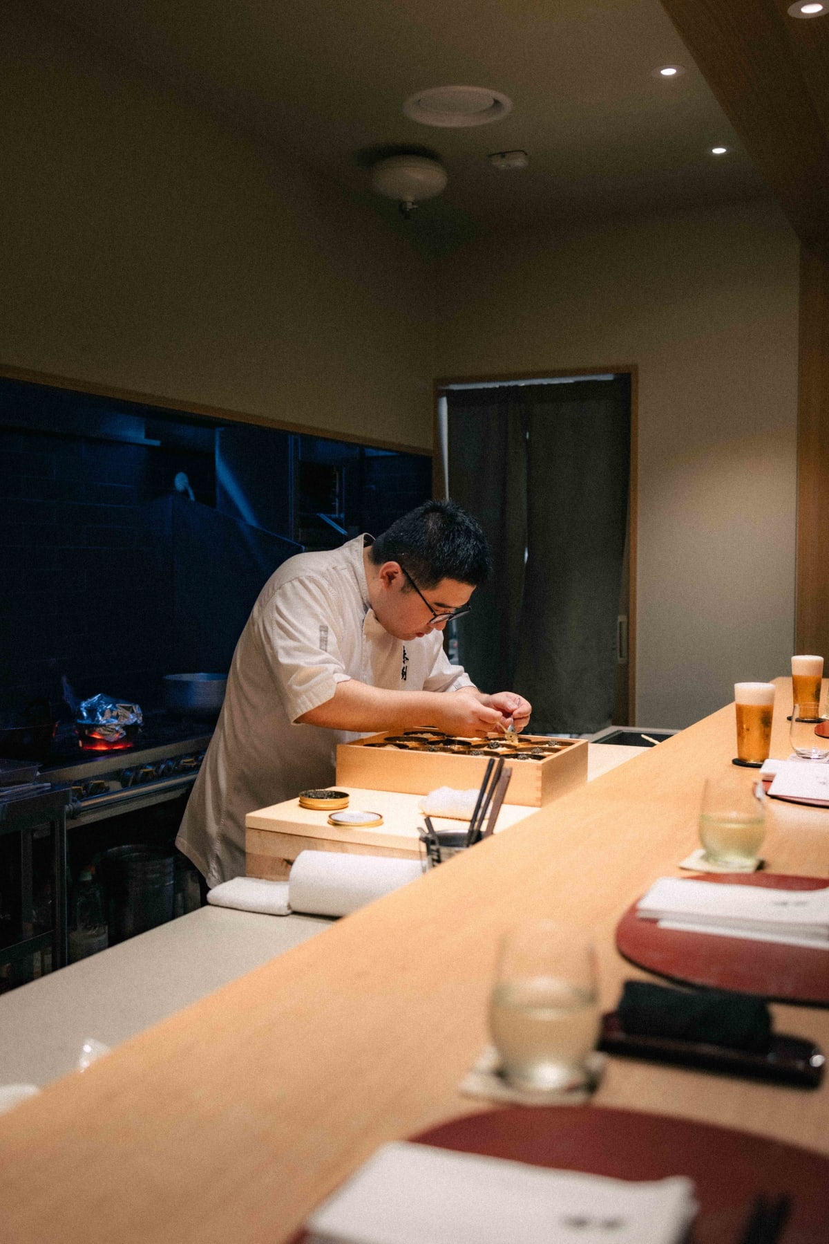 Mitou, Seoul: Kwon Young-woon preparing the first course behind the counter