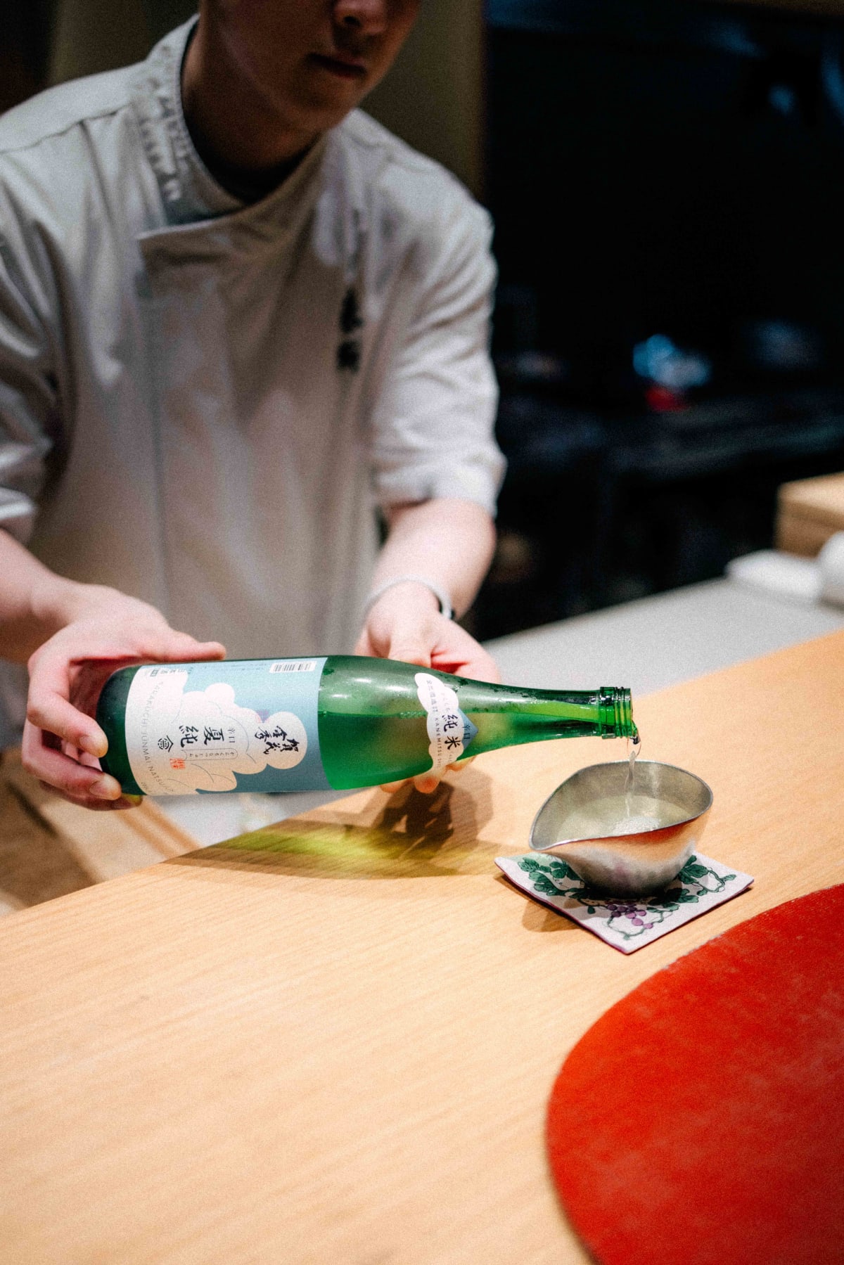 Mitou, Seoul: pouring the Kamokinshu Natsujun into a tin katakuchi