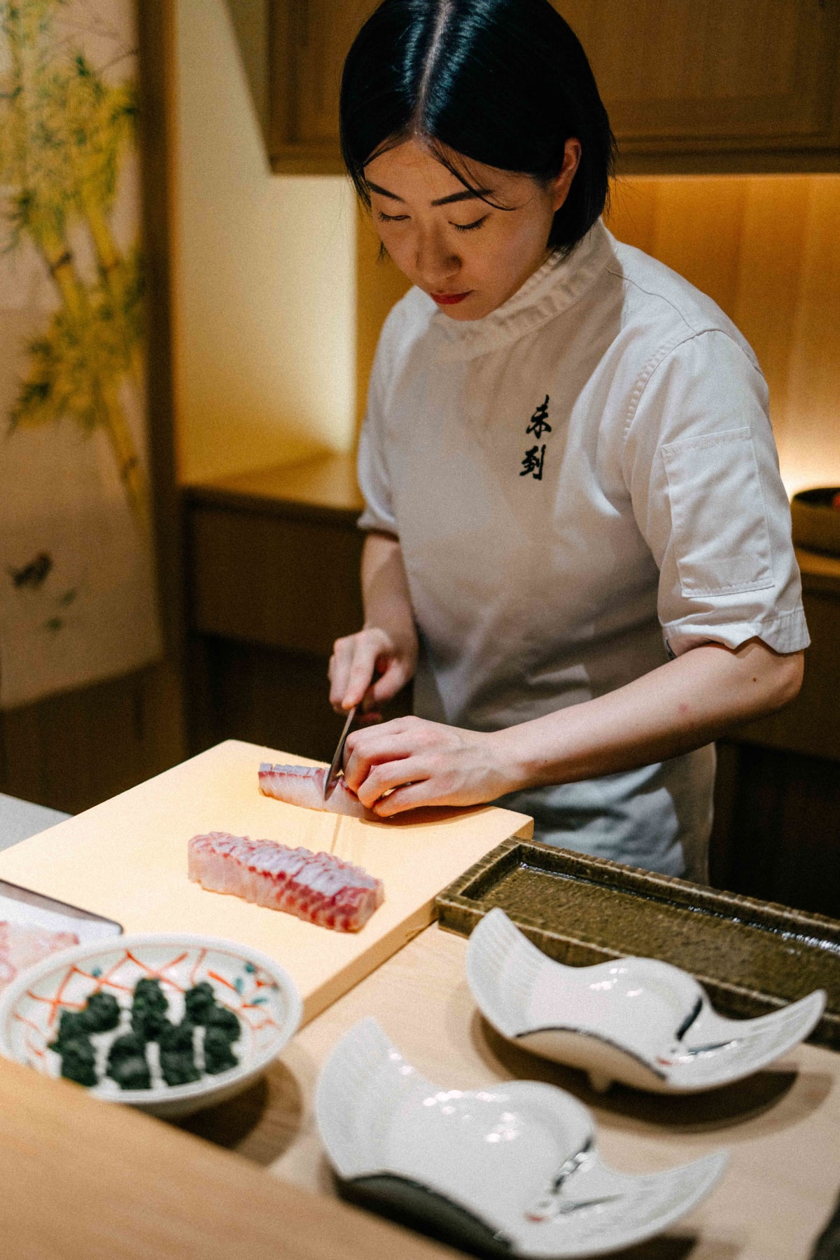 Mitou, Seoul: Kim Bo-mi slicing fish for the sashimi