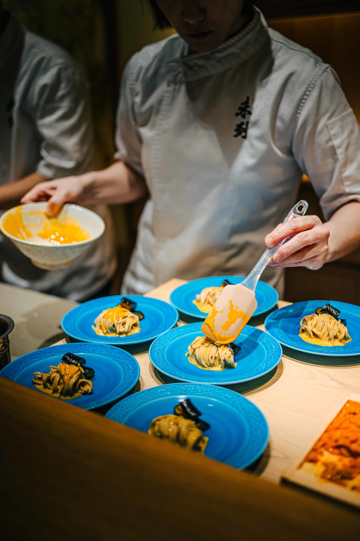 Mitou, Seoul: uni sauce poured over the plated soba