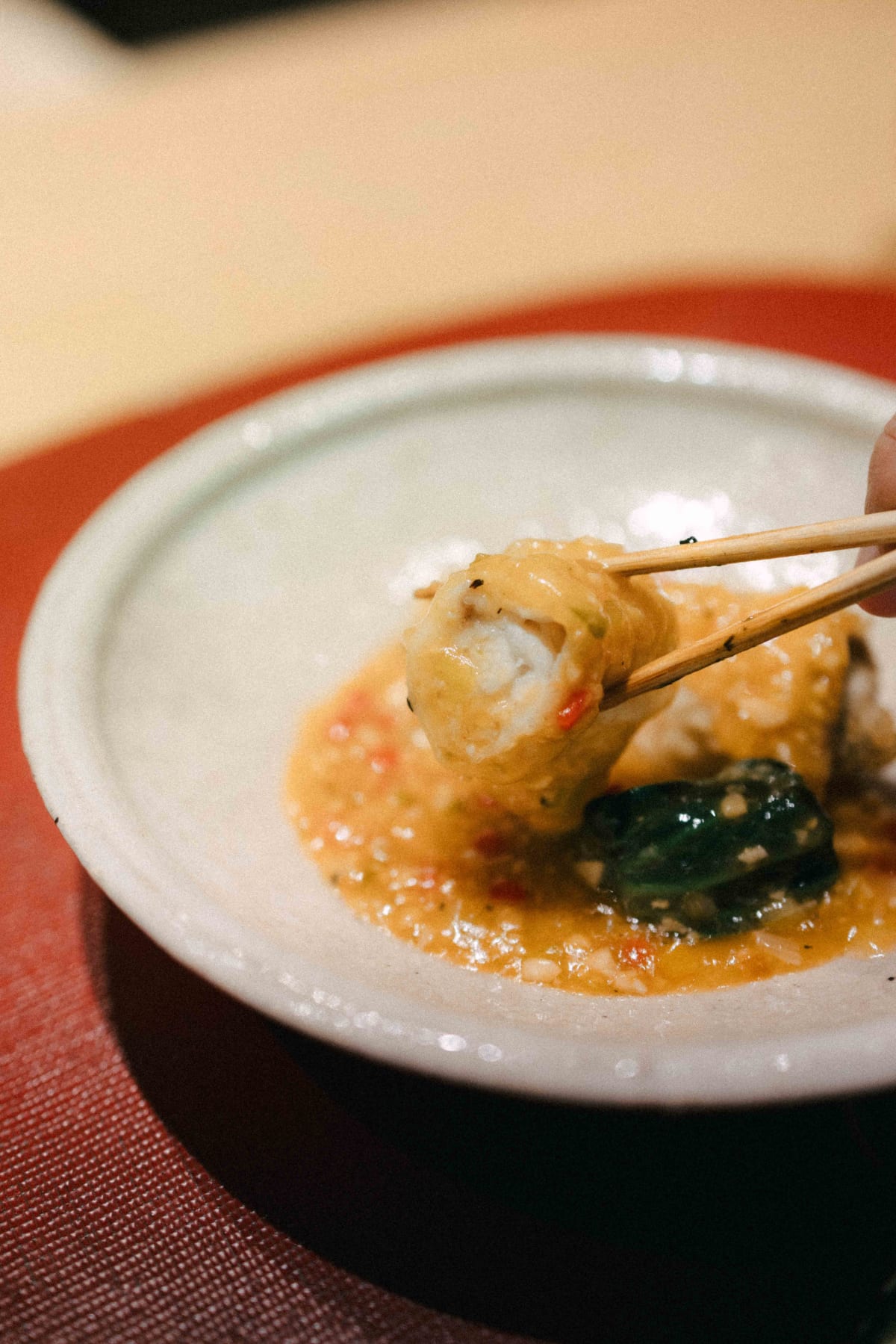 Mitou, Seoul: a piece of snakehead lifted with chopsticks