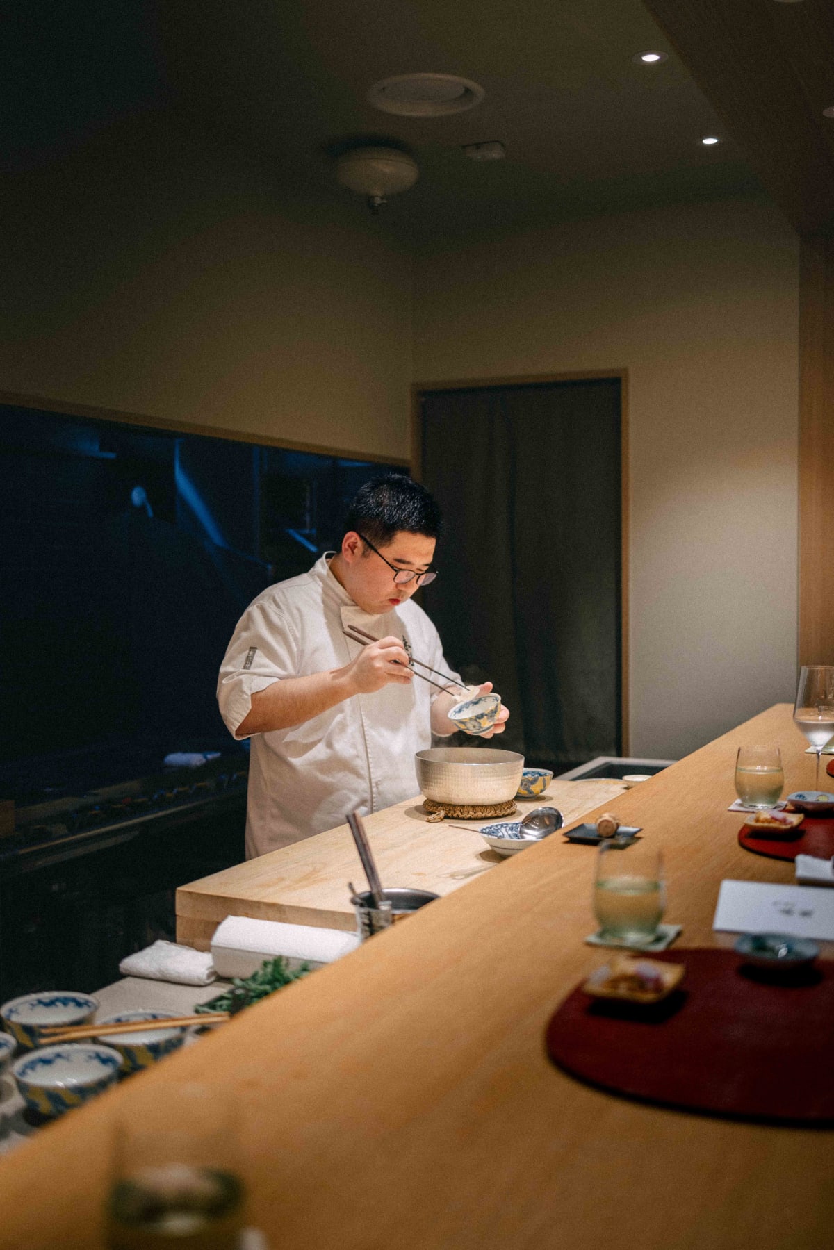 Mitou, Seoul: Kwon Young-woon serving at the counter