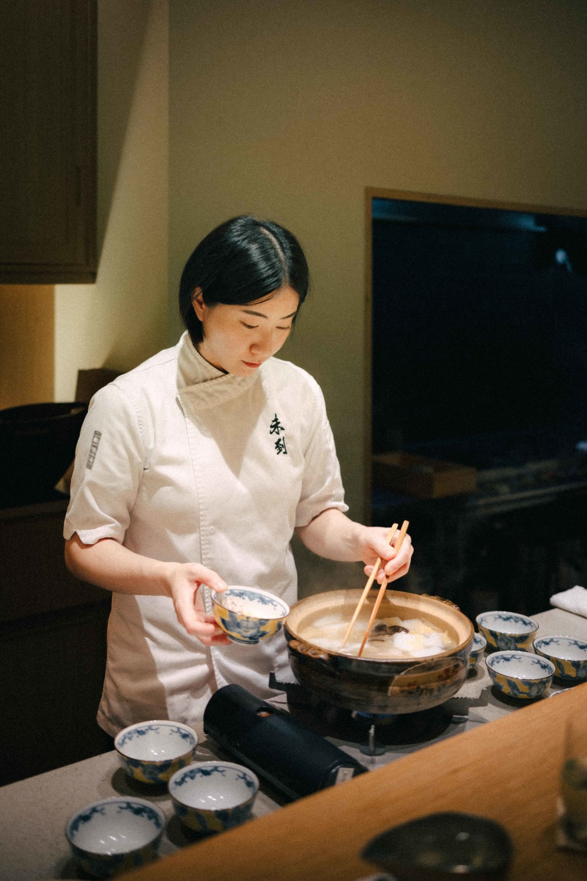 Mitou, Seoul: Kim Bo-mi serving the mizutaki from the donabe