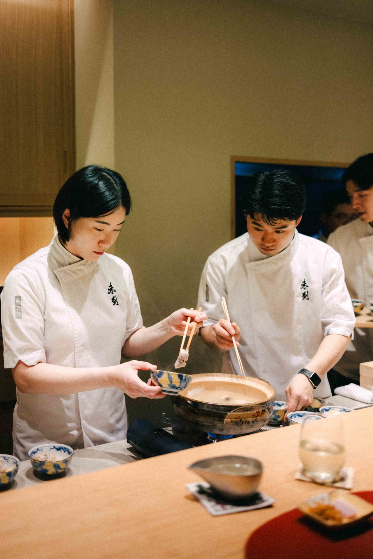 Mitou, Seoul: the kitchen team serving the mizutaki in July