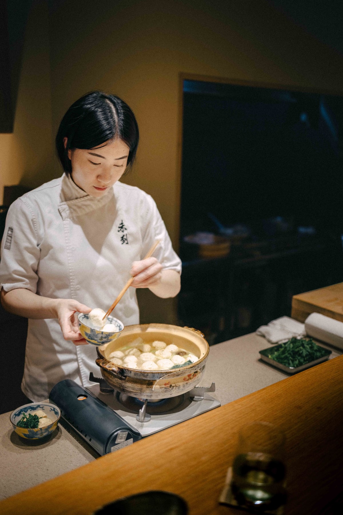 Mitou, Seoul: Kim Bo-mi lifting a meatball into a bowl