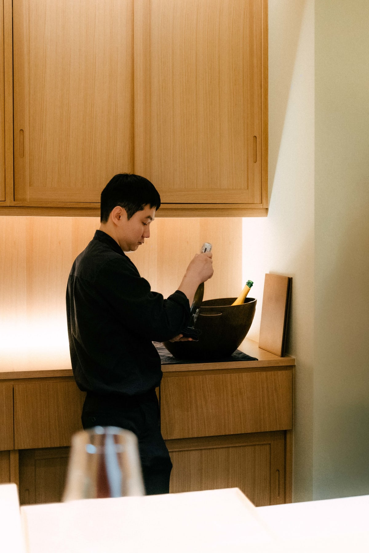 Mitou, Seoul: the sommelier taking the champagne from the ice bucket