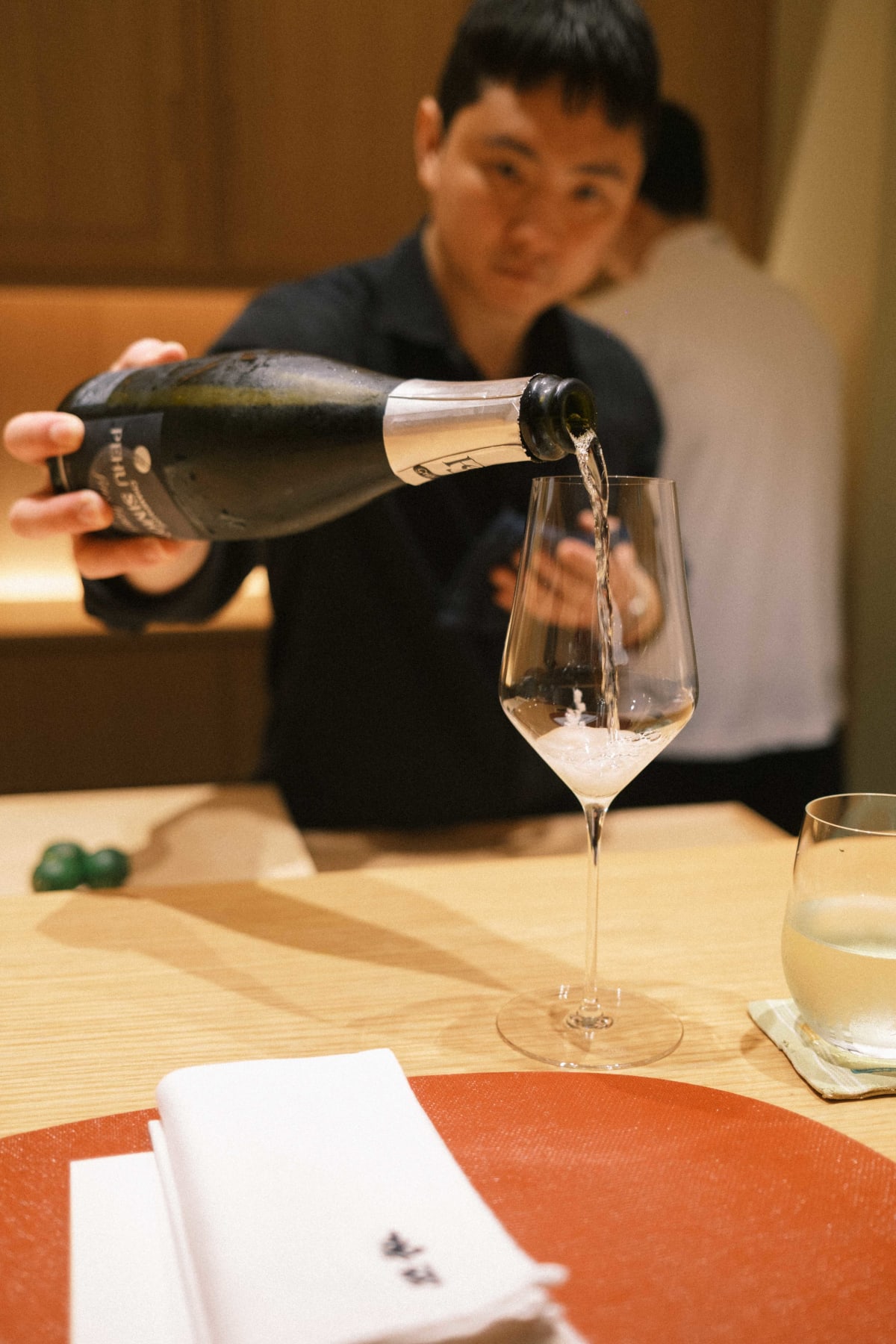 Mitou, Seoul: the sommelier pouring the Pehu Simonet