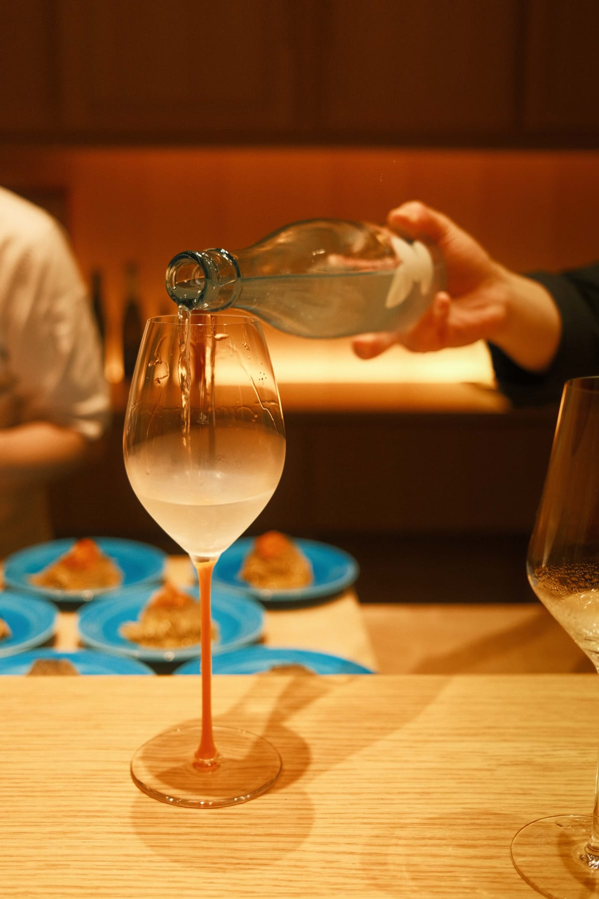 Mitou, Seoul: pouring the Ohmine into a wine glass
