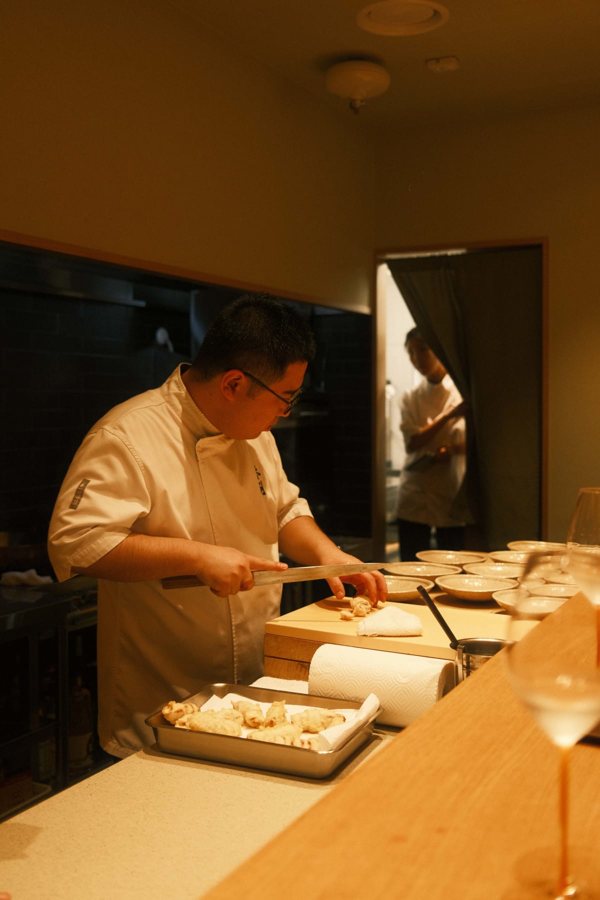 Mitou, Seoul: Kwon Young-woon slicing the fried snakehead