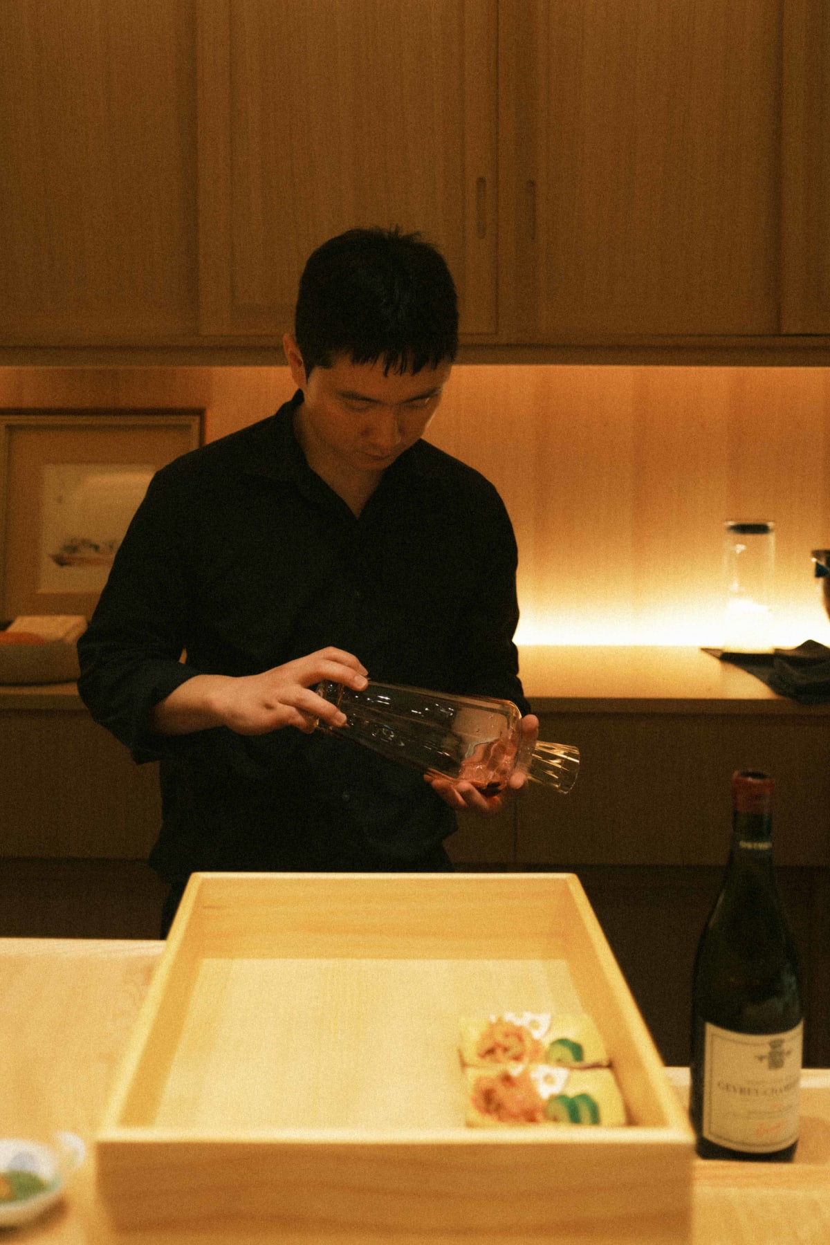 Mitou, Seoul: the sommelier preparing the decanter