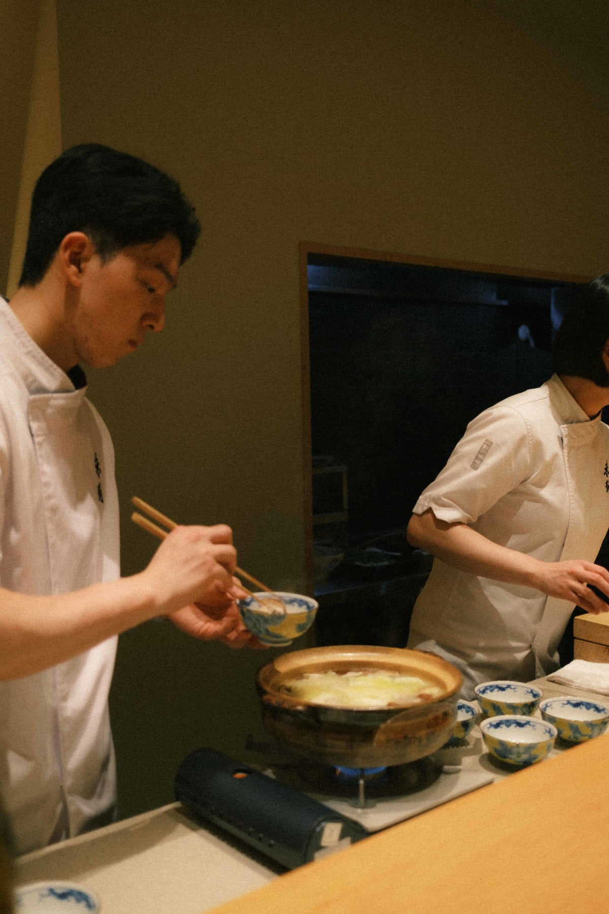 Mitou, Seoul: a cook serving the mizutaki in August