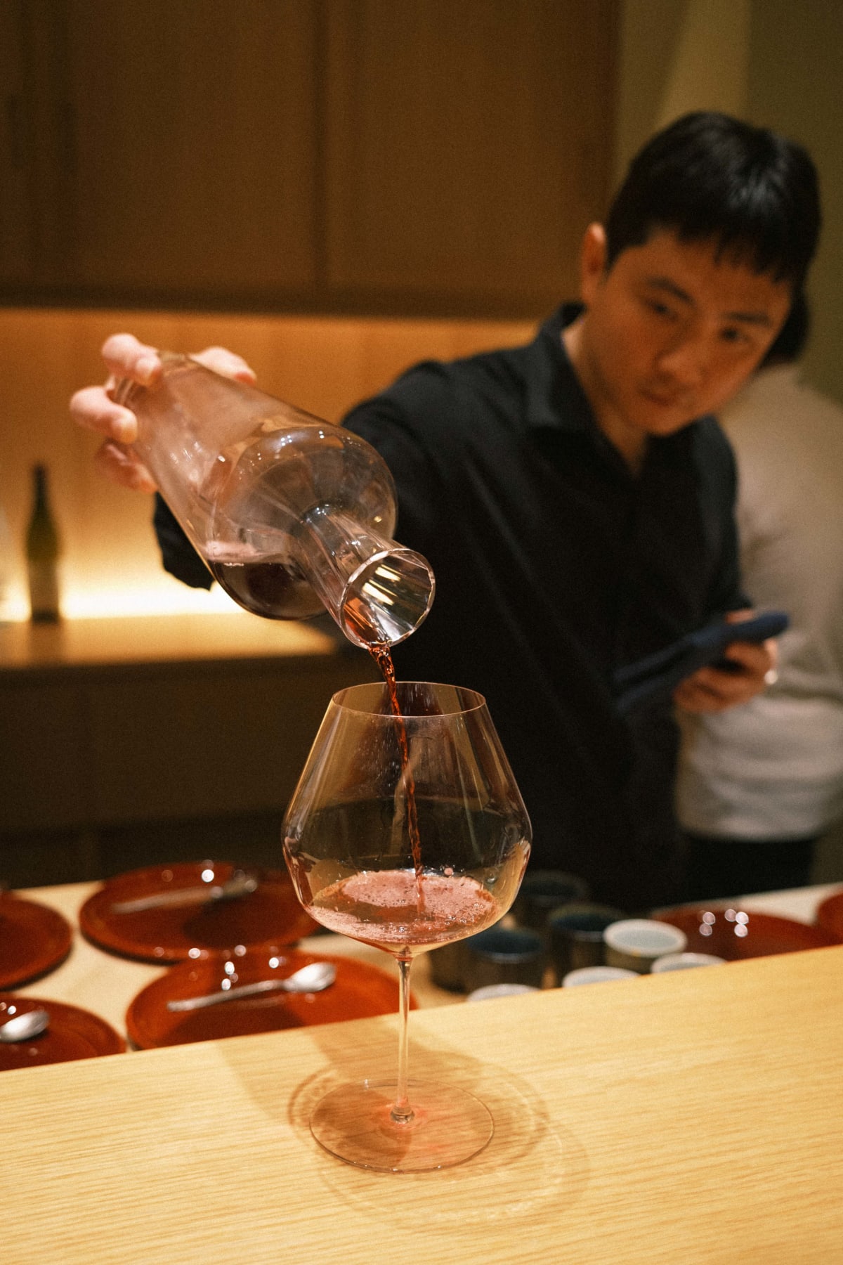 Mitou, Seoul: the sommelier pouring from the decanter
