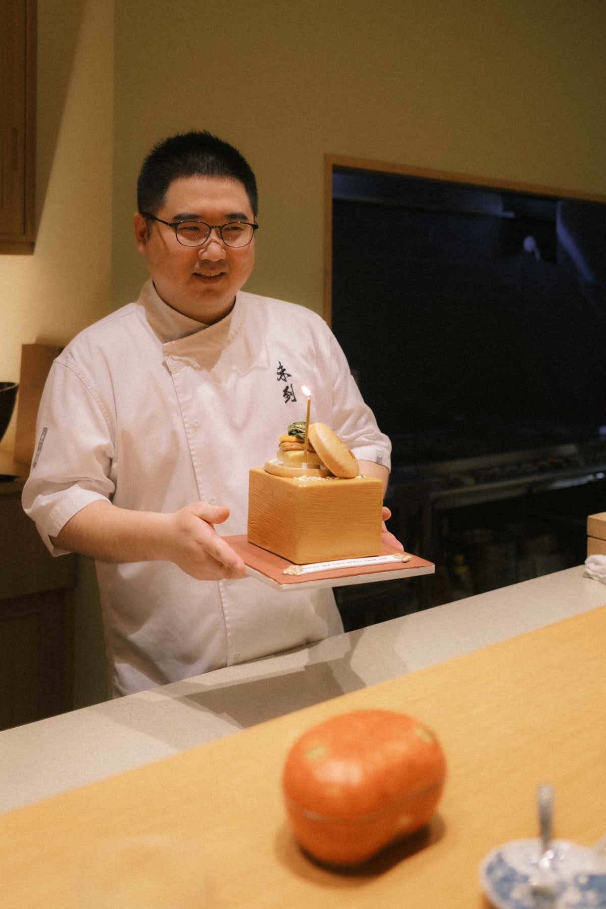 Mitou, Seoul: Kwon Young-woon holding his birthday cake