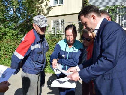 Предстоящий капремонт большого двора в Ново-Александровске обсудил Олег Логачев с жителями