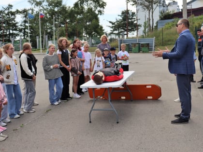 О правилах поведения при пожаре и пребывания на воде напомнили корсаковским школьникам