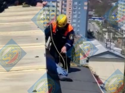 Пьяный мужчина уснул на козырьке 12 этажа одного из домов в Южно-Сахалинске