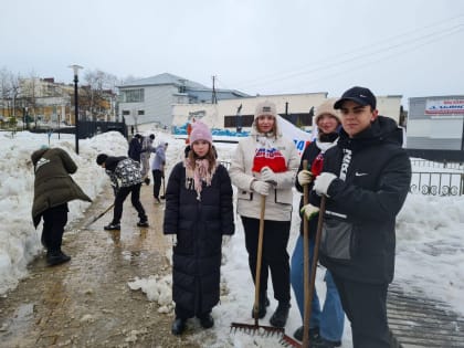 Охинские молодогвардейцы провели первый в этом году субботник
