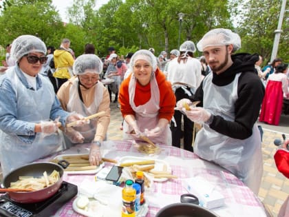 В Южно-Сахалинске прошел мастер-класс под открытым небом по приготовлению сахалинских дикоросов «Лопух-фест»