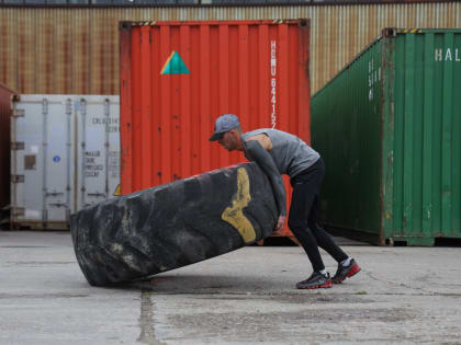 Михаил Савинов установил мировой рекорд по кантованию покрышки.