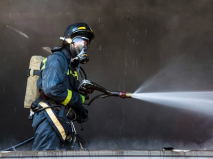 Пожарные ликвидировали возгорание в пятиэтажном жилом доме Южно-Сахалинска