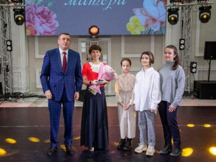 Губернатор вручил награды сахалинским многодетным мамам и выдающимся семьям