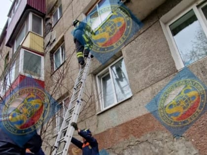 Спасатель не дал маленькому ребенку выпасть из окна второго этажа в Южно-Сахалинске