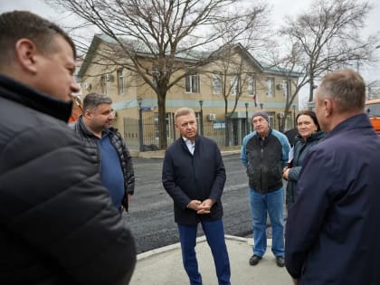Сергей Надсадин проверил ход работ на ул. Тихоокеанской