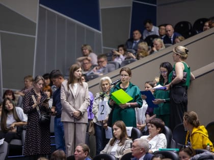 Мэр Сергей Надсадин и губернатор Валерий Лимаренко провели встречу с жителями Южно-Сахалинска