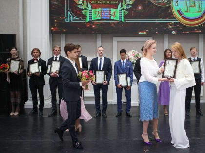 Более 70 выпускников сахалинских школ наградили знаком отличия за особые успехи в учебе