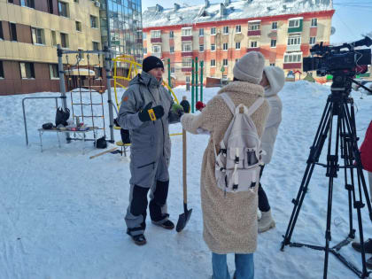 Жители ЖК «Адмирал» совместно с депутатом Иваном Кардашом построили во дворе снежную горку