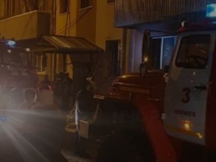 Пожарные эвакуировали человека из горящего дома в Холмске 5 декабря