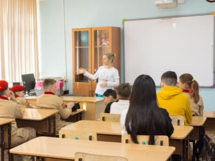 Кошка Варежка с необычной судьбой посетила "Урок добра" в Южно-Сахалинске