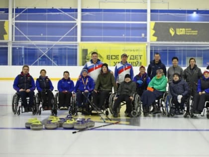 Сборная России по керлингу на колясках провела мастер-класс для спортсменов Сахалина