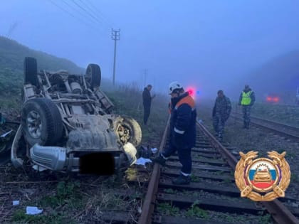 Внедорожник съехал с дороги и перевернулся на железнодорожных путях в Холмске