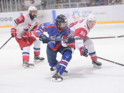 «Сахалинские Акулы» уступают трехкратному Чемпиону МХЛ.