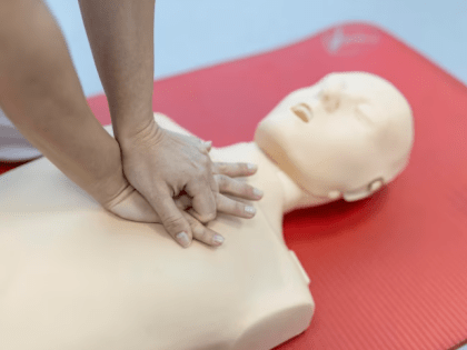 Военнослужащие на Сахалине осваивают оказание первой медицинской помощи в экстремальных условиях