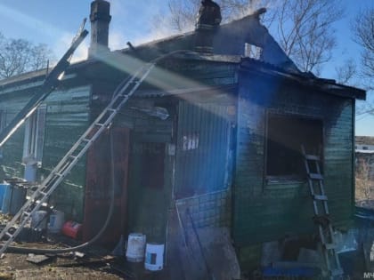 Пожарные потушили частный дом в Корсакове 6 декабря
