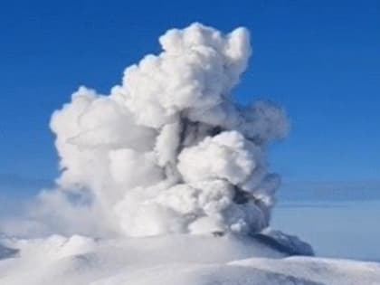 На вулкане Эбеко на Курилах произошел пепловый выброс на высоту 2 км