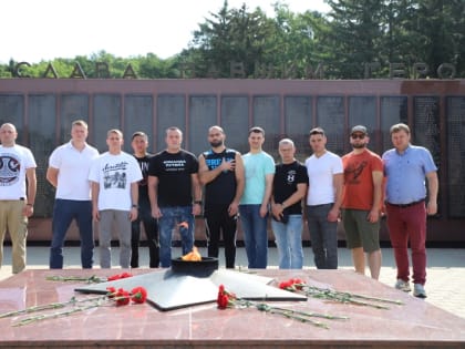 В Южно-Сахалинске именитые российские боксеры возложили цветы к Вечному огню