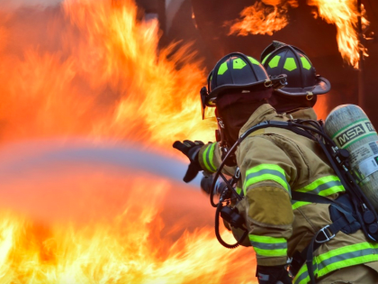 В Углегорске ночью горели автомобиль и мебель в квартире