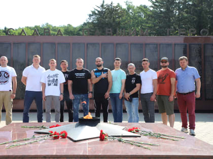 Именитые российские боксеры возложили цветы к Вечному огню