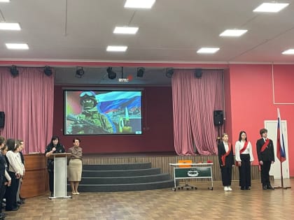 Ученики школы №2 почтили память героя СВО в Корсакове