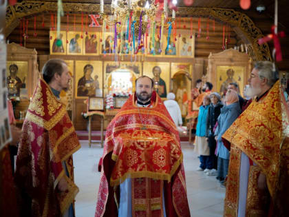 В пятницу Светлой седмицы настоятель собора сослужил архиепископу Никанору в Никольском храме Южно-Сахалинска