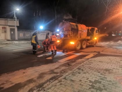 В Южно-Сахалинске продолжается ремонт дорожного полотна с помощью литого асфальта