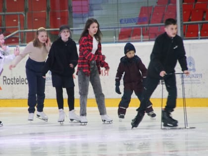 Школьники вновь стали гостями на ледовой арене «Кристалла»