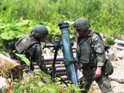 На Сахалине военнослужащие ВВО, заключившие первые контракты, осваивают стрельбу из 120-мм миномётов «Сани»